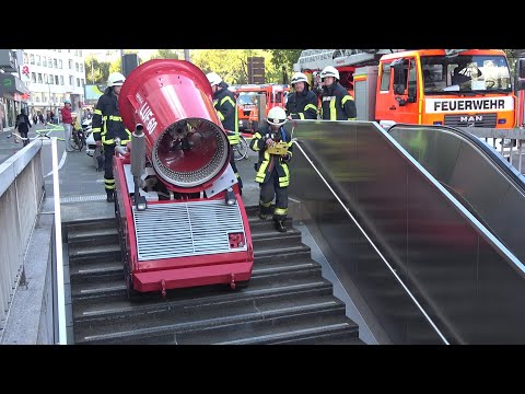 Löschunterstützungsfahrzeug fährt Treppen runter bei U-Bahnbrand am Kölner Ebertplatz am 08.10.22