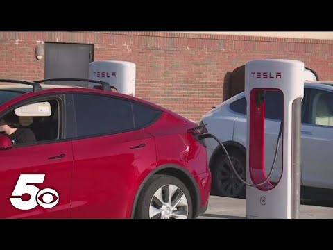 Electric vehicle owners wait in long lines to recharge before leaving Arkansas